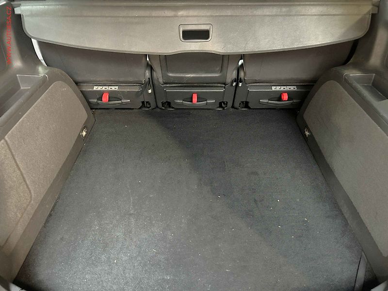 Volkswagen Touran (2011) 1.6 TDi, 2.maj, DSG, navi - fotka 7 z 16