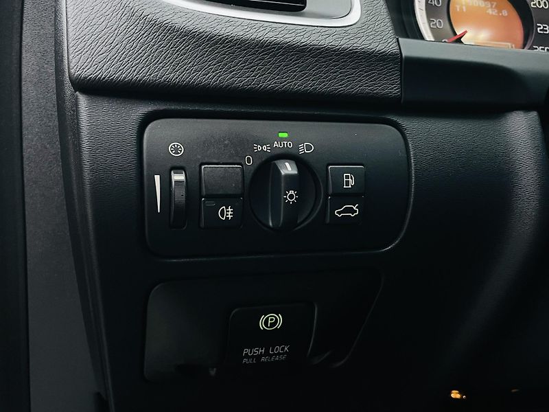 Volvo V60 2.4D5 MANUÁL TAŽNÉ SERVISKA - fotka 33 z 41