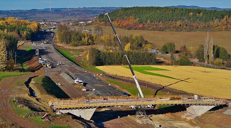 Stavba dálnice D6 u Lubence.