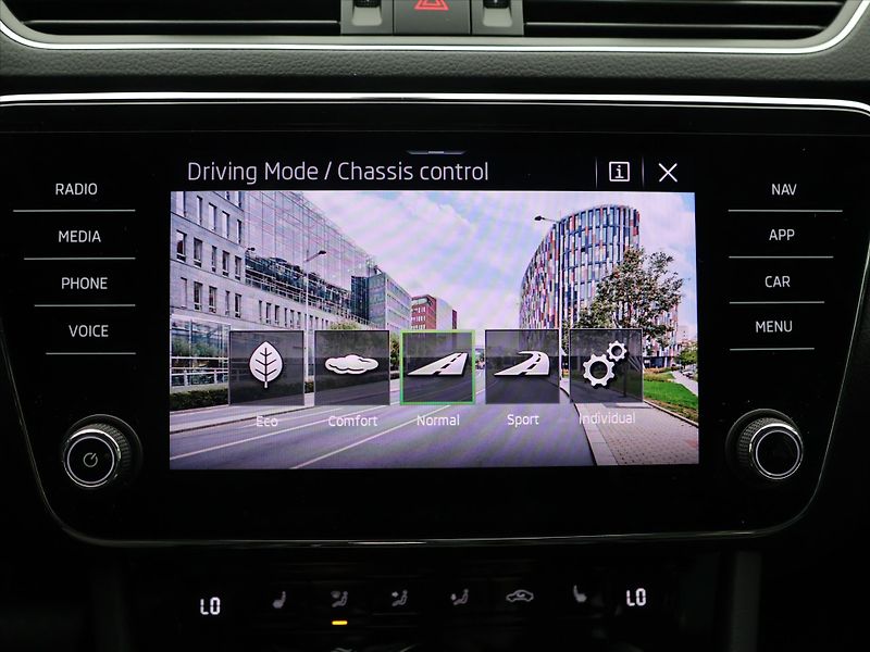 Škoda Superb 2,0 TDI 147kW 4x4 DSG Style+ - fotka 23 z 35
