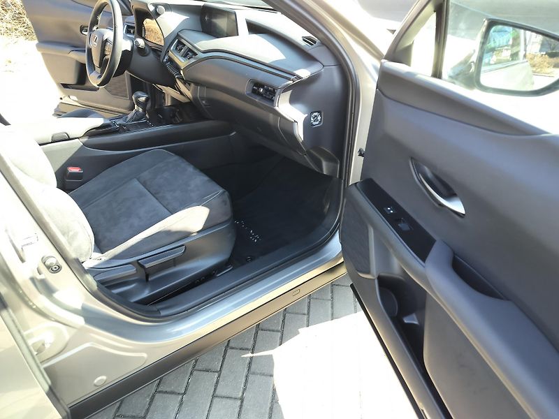 Lexus UX 250h BUSINESS edition,alcantara - fotka 17 z 25