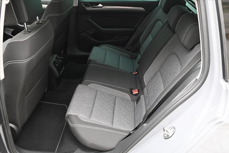 Volkswagen Passat 2,0 TDI 110kW DSG Business Zár - fotka 14 z 31