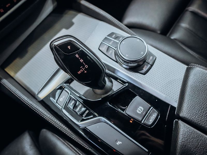 BMW Řada 5 530d xDrive M-paket 195 kW - fotka 26 z 28