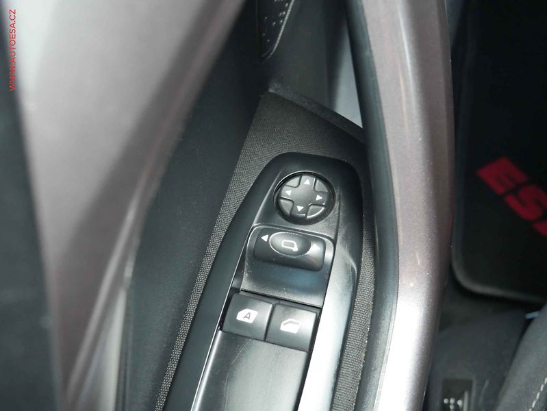 Peugeot 2008 (2015) 1.2 PT, AC, navi - fotka 12 z 15