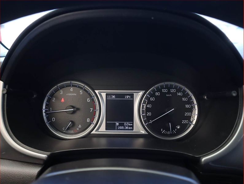 Suzuki Vitara (2015) 1.6 VVT, Tempomat - fotka 11 z 19