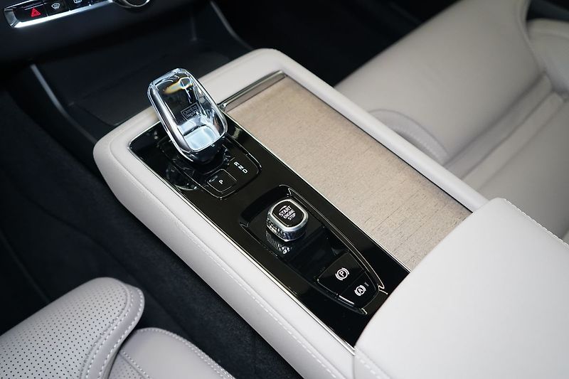Volvo XC90 T8 PLUS Dark, Vzduch,Ventilace - fotka 37 z 46