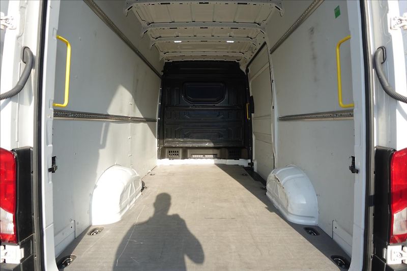 Volkswagen Crafter 2,0 TDi  L2H2 KLIMA SERVISKA - fotka 14 z 38