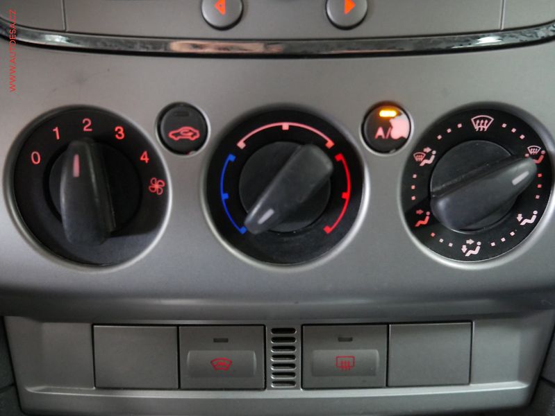 Ford Focus (2009) 1.6i, AC, park.čidla - fotka 15 z 17