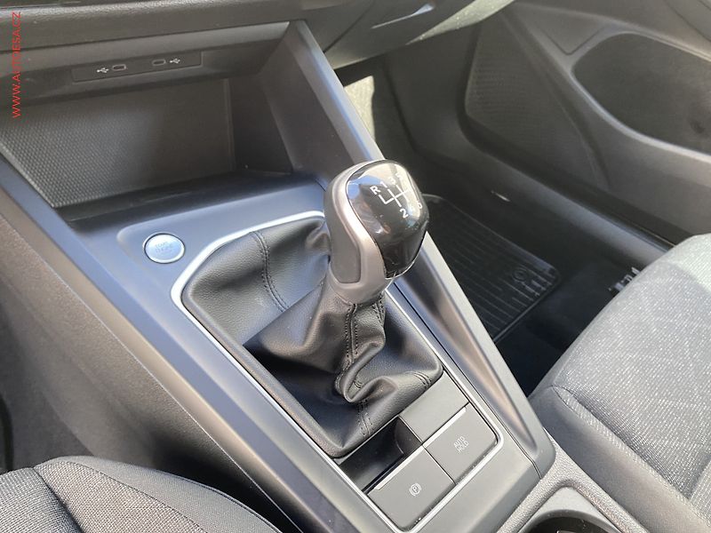 Volkswagen Golf (2022) 2.0 TDi, ČR, Life - fotka 16 z 19