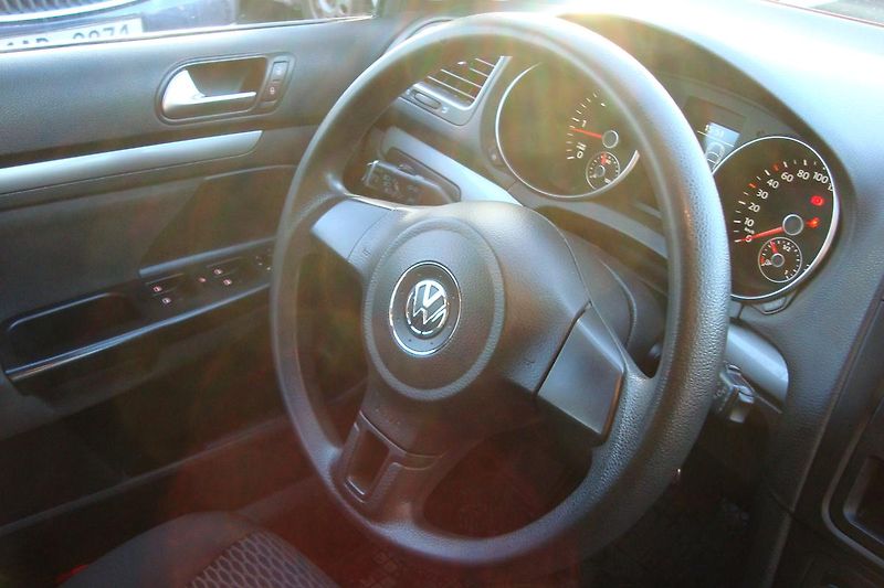 Volkswagen Golf (2011) VI.1.6TDi,ČR,S.kn1.MajSTK 8/27 - fotka 50 z 67
