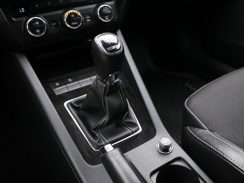 Škoda Octavia 2,0 TDI 135kW Xenon RS - fotka 22 z 31