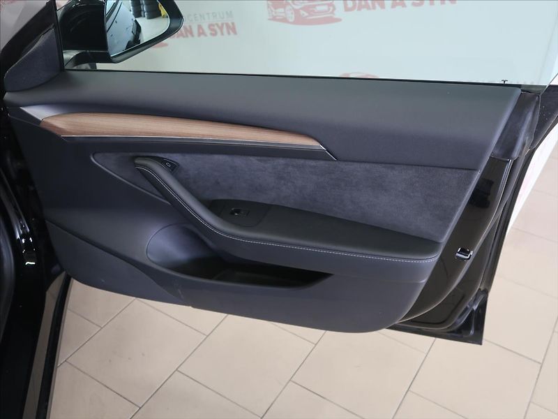 Tesla Model 3 0,0 1. majitel zánovní - fotka 13 z 32