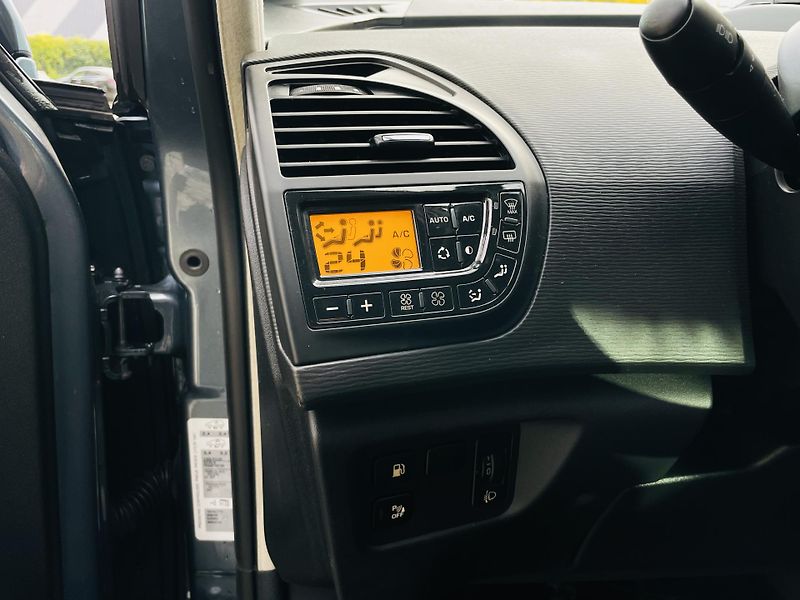 Citroën C4 Picasso 1.6i 88KW MANUÁL LED SENZORY - fotka 35 z 42