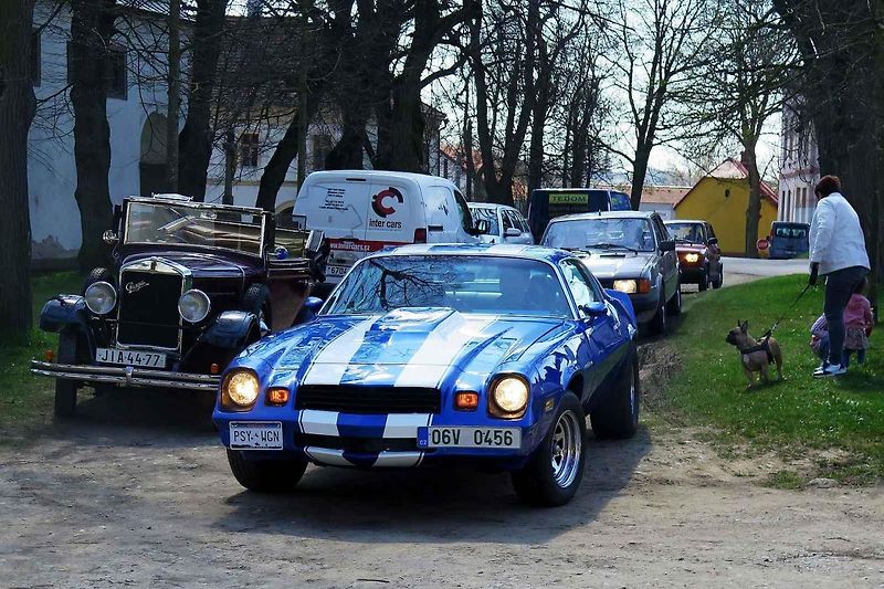 Kulatá světla, blýskající se chromy, brumlavé motory. Majitelům historických skvostů vyšla jejich první letošní projížďka na jedničku.