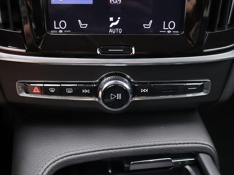 Volvo V90 2,0 T5 184kW Momentum CZ DPH - fotka 24 z 36