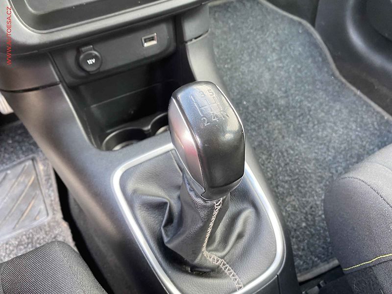 Citroën C3 (2018) 1.2 PT, Shine, navi - fotka 14 z 17