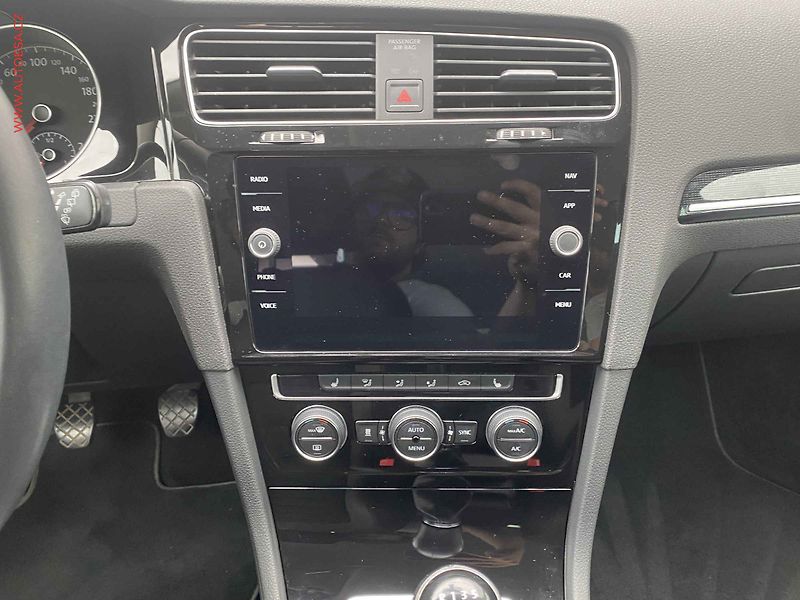 Volkswagen Golf (2018) 2.0 TDi, Highline, LED - fotka 12 z 18