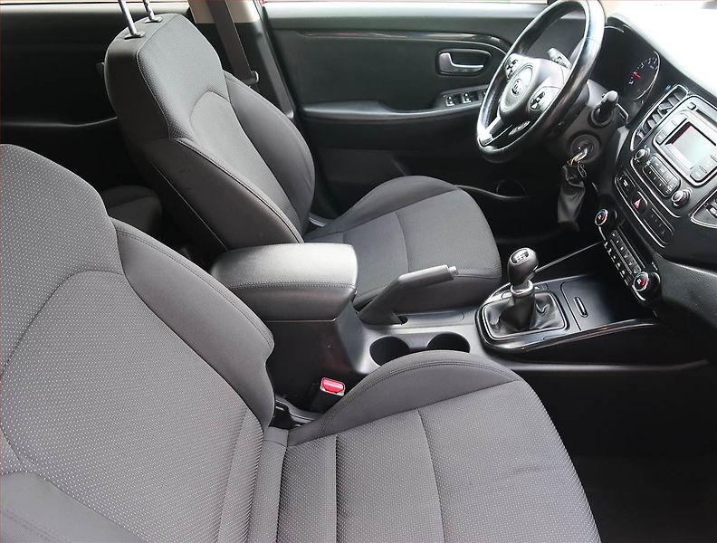 Kia Carens (2014) 1.6 GDI, Serv.kniha, Tempomat - fotka 9 z 13