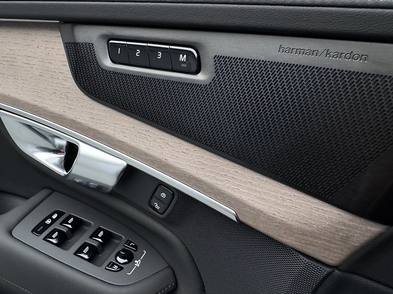 Volvo XC90 (2026) T8 AWD Plug-in ULTRA DARK 7m - fotka 26 z 29