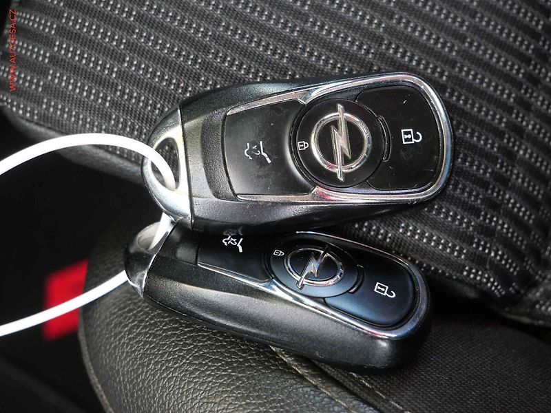 Opel Insignia (2019) 2.0 CDTi, Ultimate, AT, LED - fotka 26 z 26