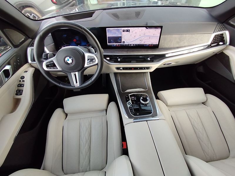 BMW X5 M60i - fotka 11 z 29