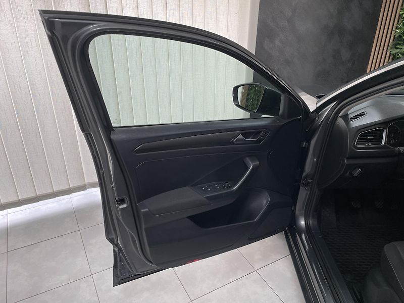 Volkswagen T-Roc 1.5 TSi ČR 6M ACC TZ  - fotka 17 z 28
