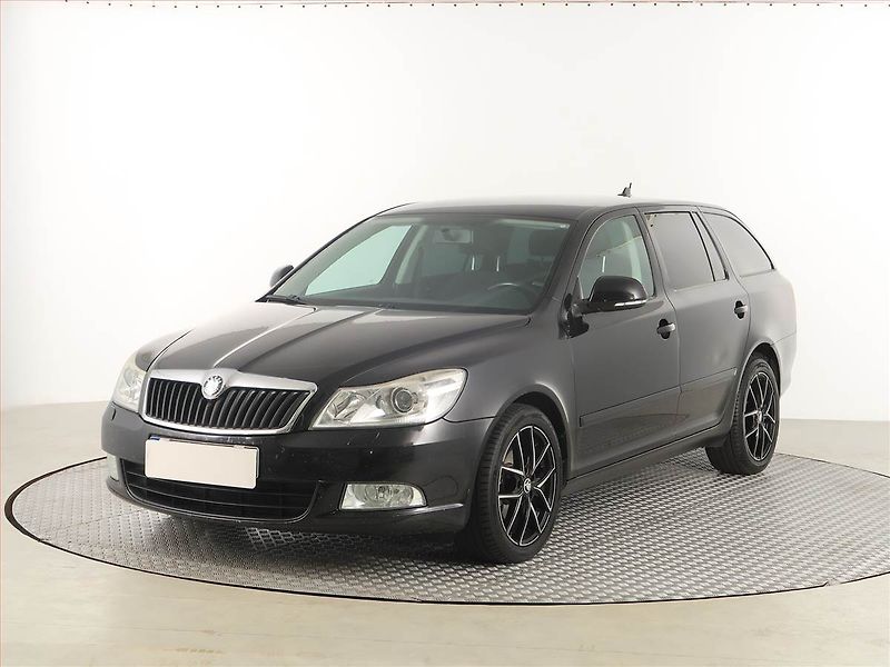 Škoda Octavia (2010) Ambiente 2.0 TDI, Xenony - fotka 2 z 16