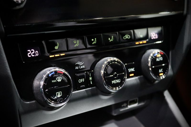 Škoda Octavia 3 FL Combi 1.4 TSI 110 kW DSG - fotka 29 z 31