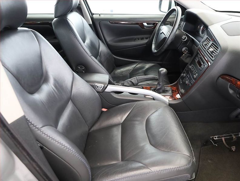 Volvo XC70 (2007) D5 AWD, 4X4, jezdí výborně - fotka 7 z 18