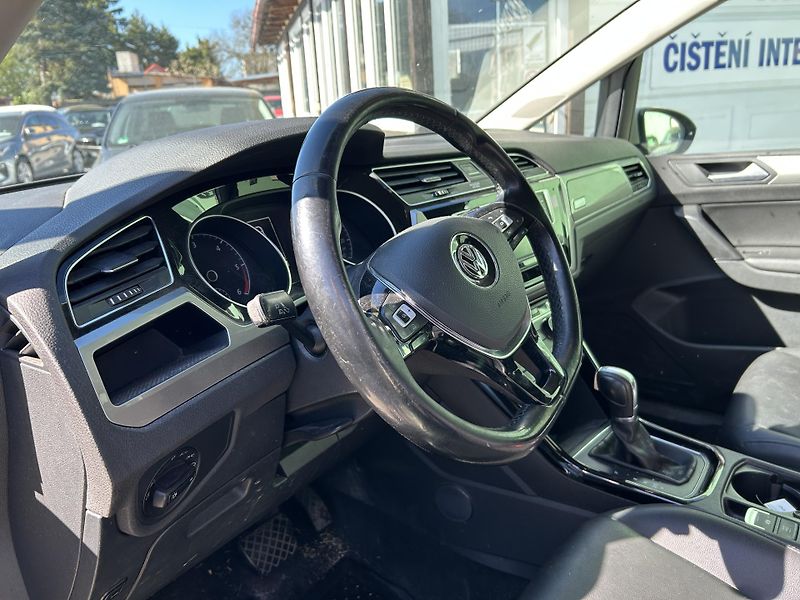 Volkswagen Touran (2016) 2.0 TDi 110 kw - fotka 11 z 20