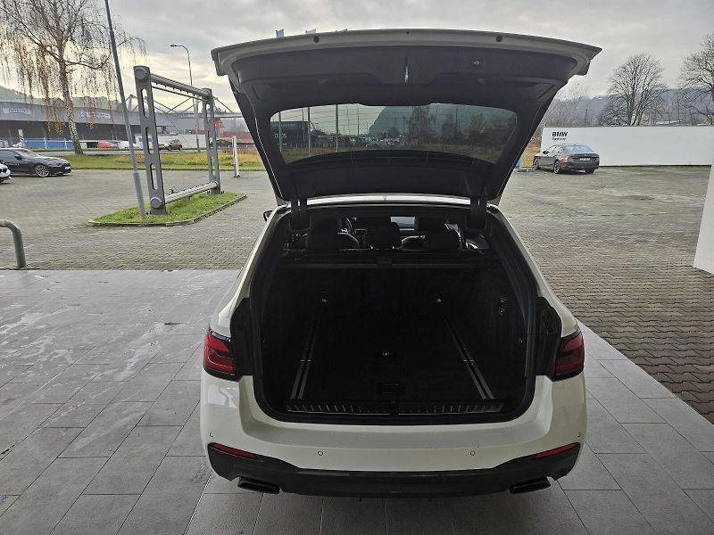 BMW Řada 5 530d xDrive Touring M Sport - fotka 12 z 13