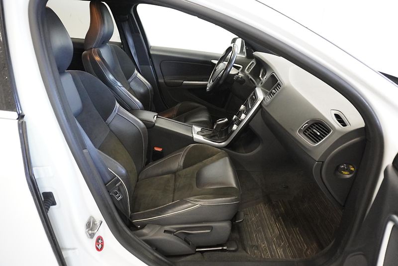 Volvo V60  2,0 T4 R-DESIGN AUTOMAT - fotka 28 z 33