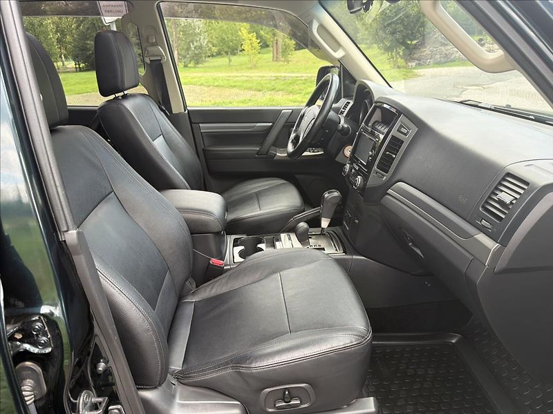 Mitsubishi Pajero 3,2 DI-D ČR SERVIS NT - fotka 22 z 30
