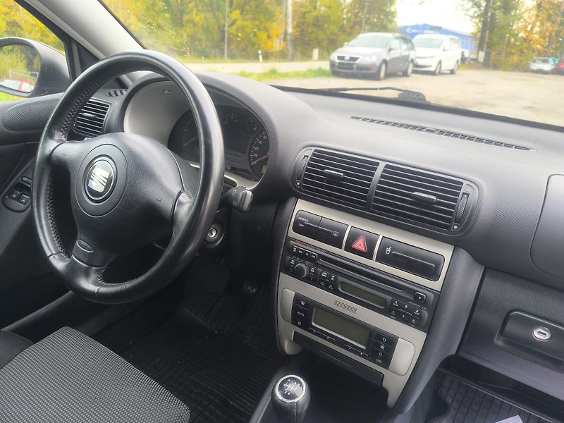 Seat Leon TDI66KW,KRÁSNÝ,110KM, SERVISKA - fotka 9 z 20