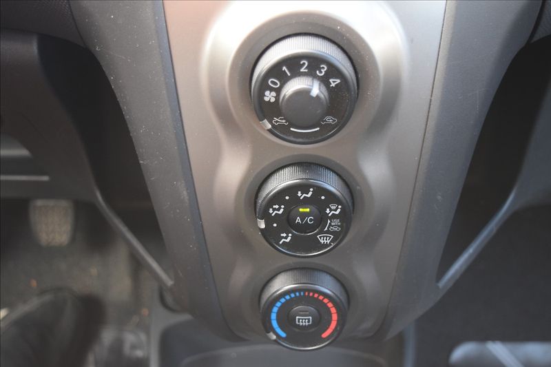 Toyota Yaris 1,0 i 51KW ZAD. PARK. SENZORY - fotka 30 z 40
