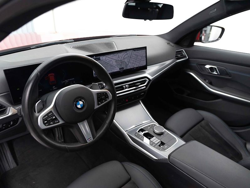BMW Řada 3 330i Touring - fotka 11 z 22