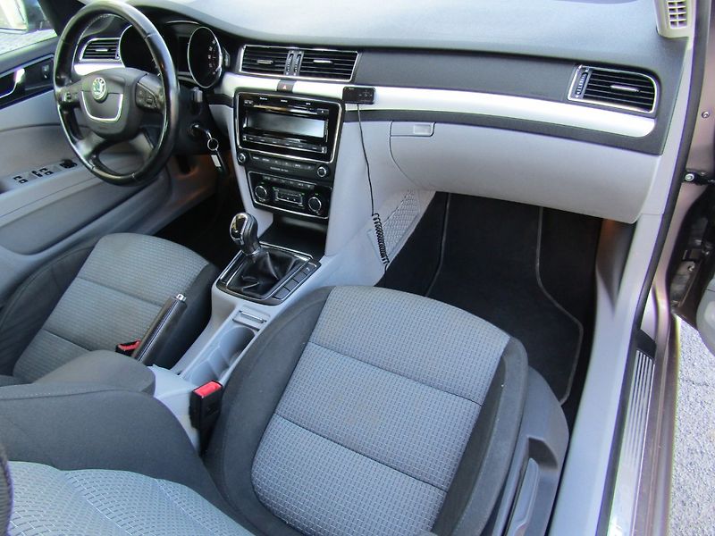 Škoda Superb (2011) 1.6 TDI 77kW ZIMNÍ PNEU - fotka 8 z 32