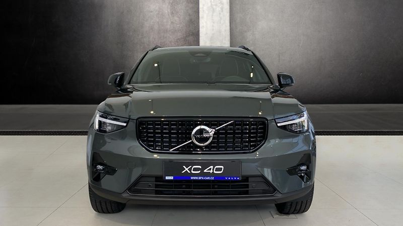 Volvo XC40 (2026) PLUS DARK, B4 FWD, 145+10 kW / - fotka 2 z 15