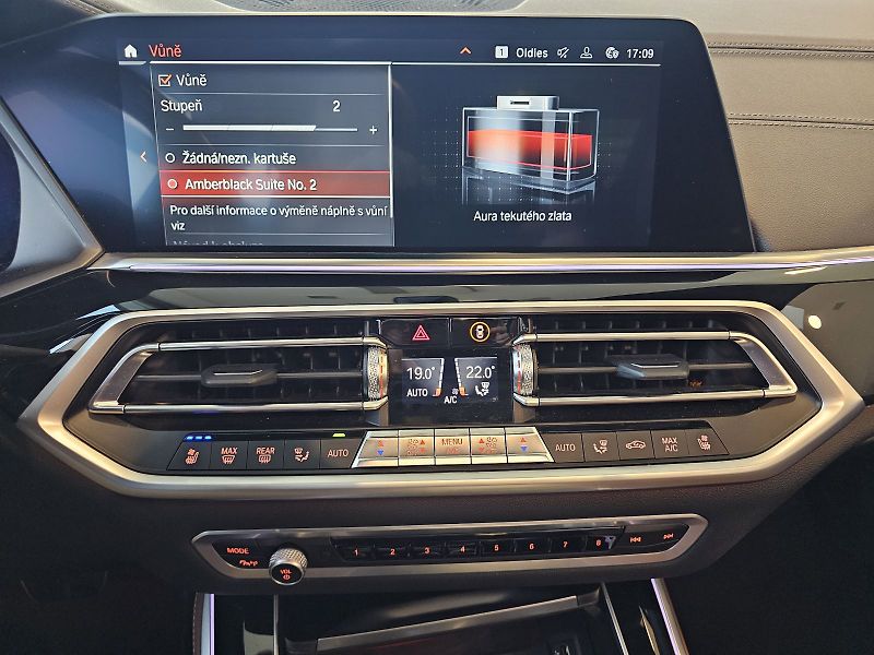 BMW X5 M50i - fotka 33 z 36
