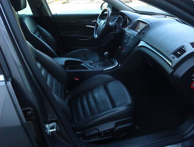 Opel Insignia (2010) 2.0 CDTI, Tažné, jezdí dobře - fotka 9 z 20