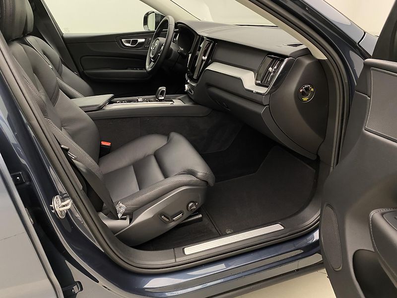 Volvo XC60 B4 AWD DARK PLUS AUT CZ - fotka 24 z 60