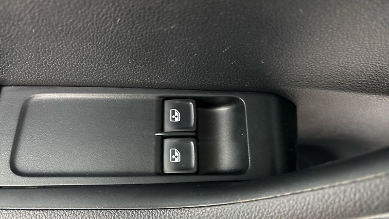 Škoda Fabia 1.0 TSI Ambition Combi - fotka 22 z 25