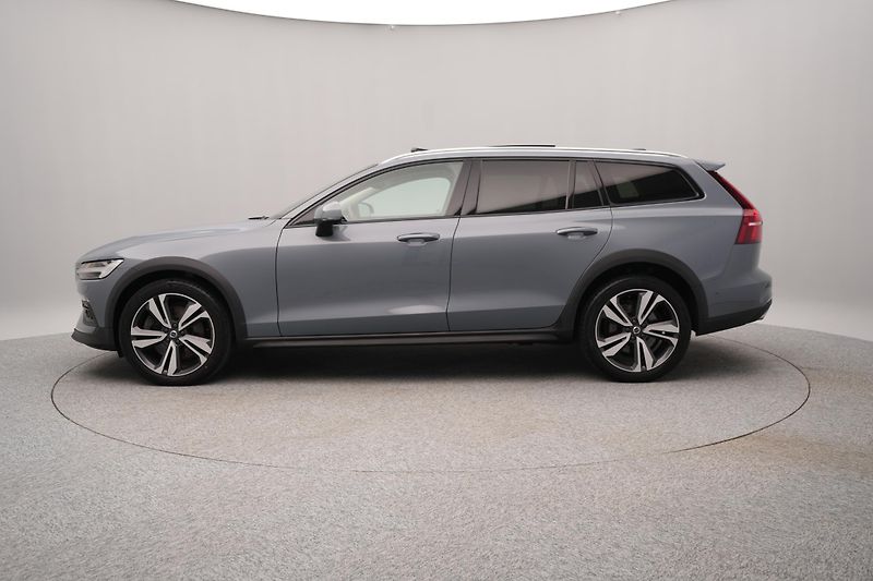 Volvo V60 CC MOMENTUM PRO AUT - fotka 7 z 48