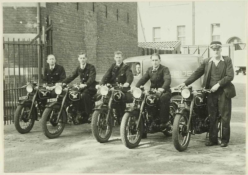 Holandský poštovní sbor vybavený motocykly Matchless.