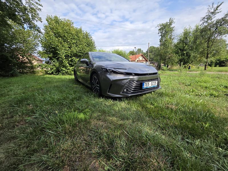 Toyota Camry (2024) 2.5HEV 231PS EXECUTIVE - fotka 3 z 15