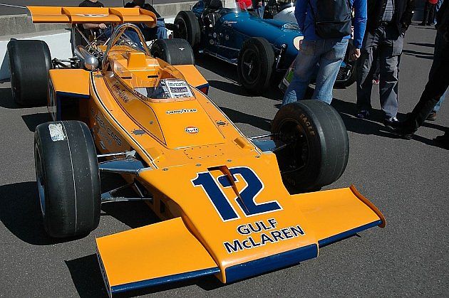 Revsonův McLaren, se kterým jezdil v roce 1973 500 mil Indy., zdroj: Wikimedia Commons, Carey Akin, CC BY-SA 2.0