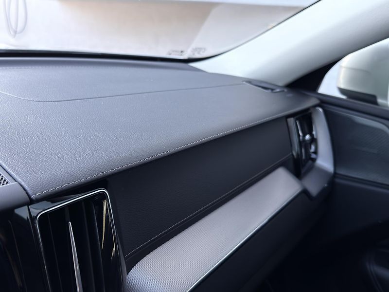 Volvo XC60 B4 AWD INSCRIP. // nezáv. top. - fotka 22 z 48