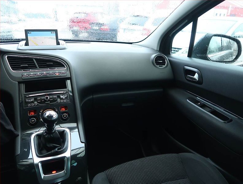 Peugeot 5008 (2013) Active 2.0 BlueHDi, 7 míst - fotka 8 z 17