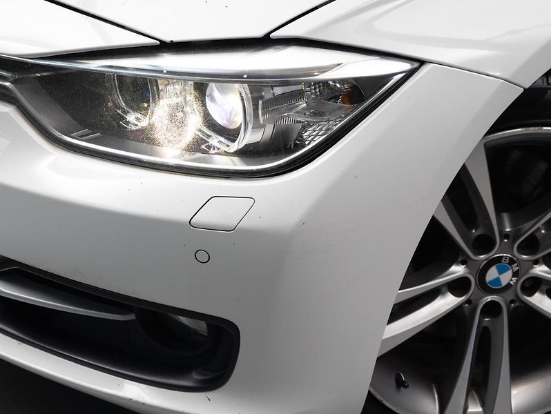 BMW Řada 3 330d xDrive Touring - fotka 8 z 22