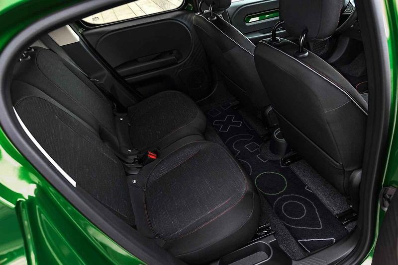 Tento malý elektromobil už budí zaslouženou pozornost v ulicích našeho hlavního města.